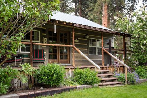 Riverfront Cabin Rental for Four near Crater Lake National Forest, Oregon