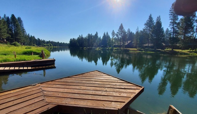 Riverfront Cabin - Sunriver/Mt.Bachelor, HotTub, Pet Friendly!