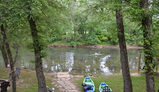 Riverfront cabin located steps from the beautiful Toccoa River w/hot tub