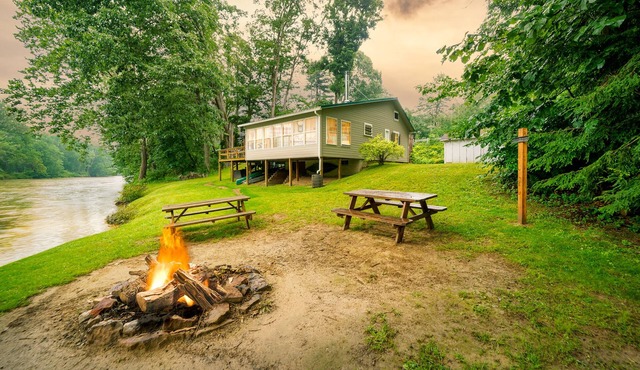 Riverfront Cabin ★ Views ★ Quiet ★ Fishing ★ Kayak