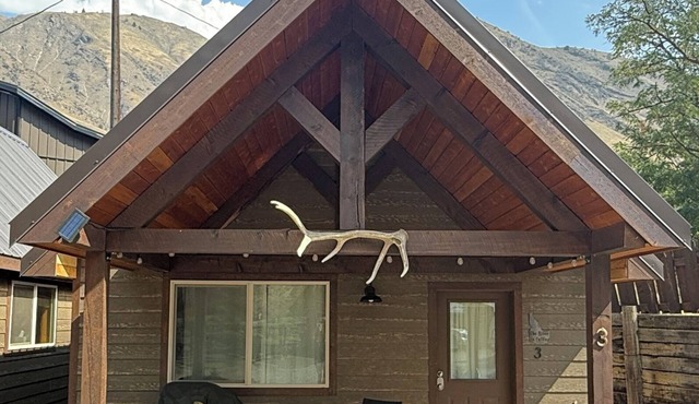 Riverfront Cabin w/Loft in Riggins - Cozy Getaway!