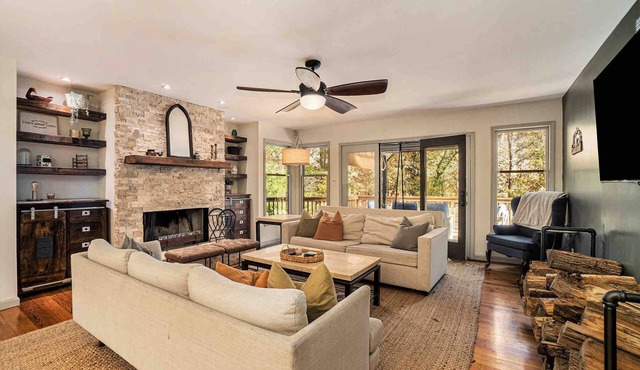 Riverfront Cabin w/Hot Tub & Outdoor Movie Screen. Quiet Retreat In The Woods!