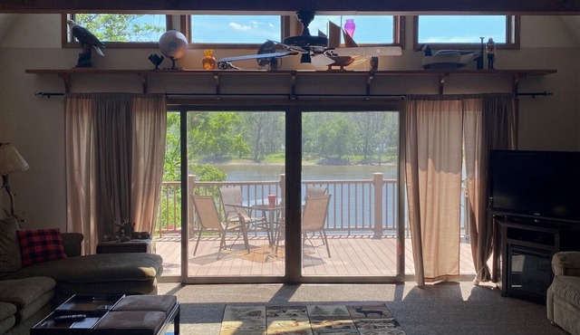 Riverfront Cabin with Access to Dock and Mississippi