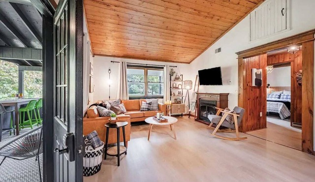 Riverfront Cabin wFirepit, Pool Table, Porch, WiFi