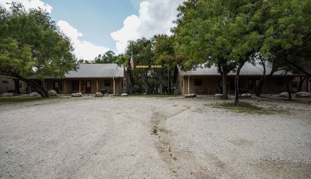 Riverfront cabin with access to shared pool!