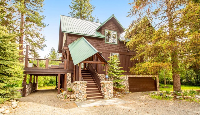 Riverfront cabin with large deck, gorgeous view, woodstove, & quiet location