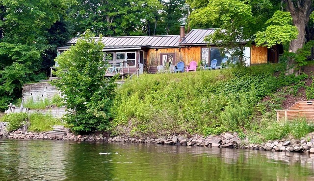 Riverfront cabin with WiFi in charming Fife Lake