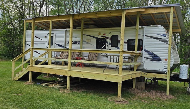 Riverfront camper, loads of amenities, near Smoke Hole, Seneca Rocks