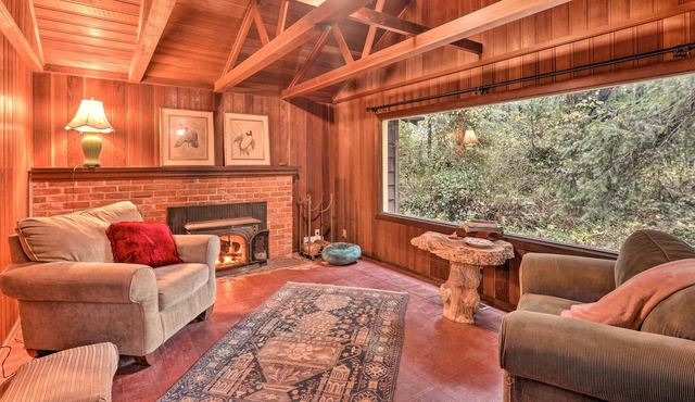 Riverfront Carlotta Cabin Near Great Hiking Trails