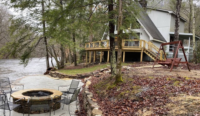 Riverfront Chalet - fantastic riverfront lot!