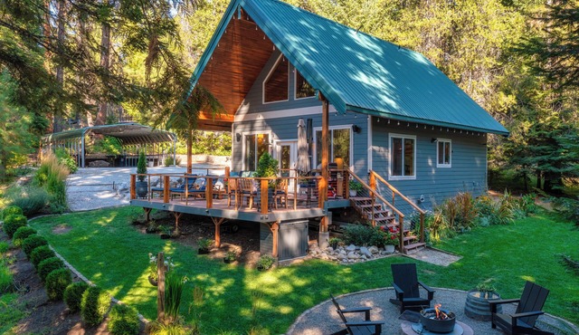 Riverfront Chalet near Lakes, Mountains & Leavenworth!