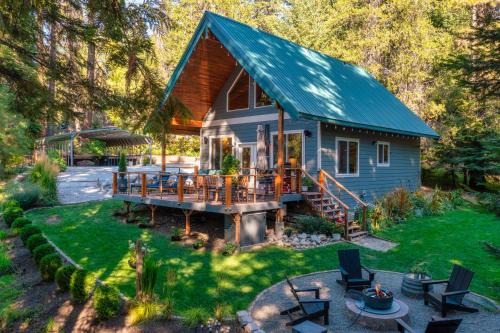 Riverfront Chalet Near Skiing, Lakes, Mtns & Leavenworth