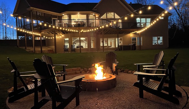 Riverfront Chalet on 5 acres~GameRoom~Spa~Gym~Firepit~Theater~2min to CrystalMtn
