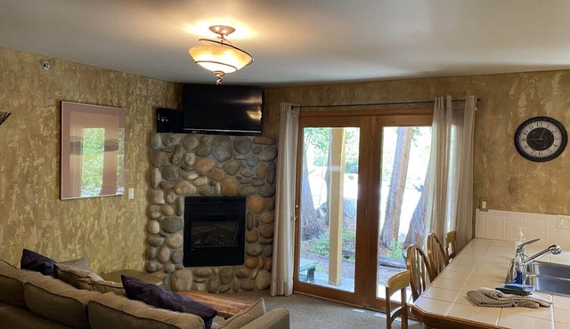 Riverfront condo #3 w/patio, 1block 2 town,King bed,Wifi,20 min ski Granby Ranch