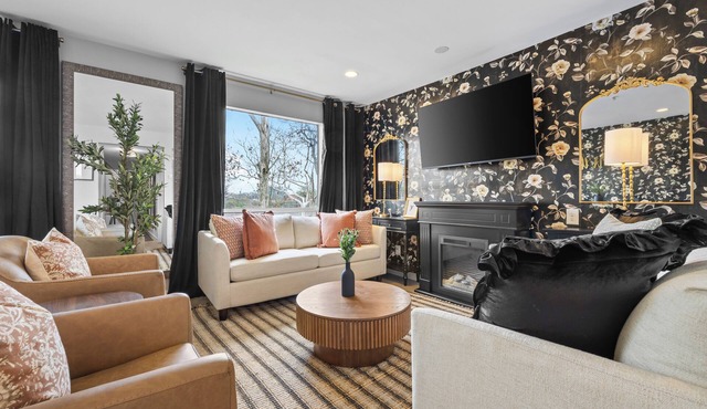 Riverfront Condo | Walk Downtown | Pool + Parking