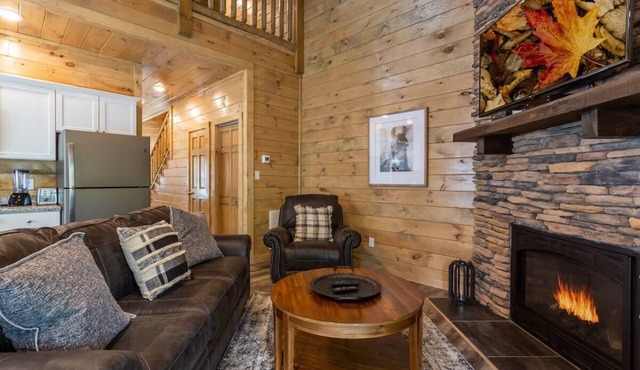 Riverfront Cottage In Downtown Pigeon Forge!