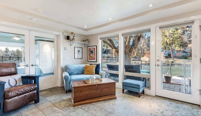 Riverfront Cottage - Steam Room & Pet Friendly!