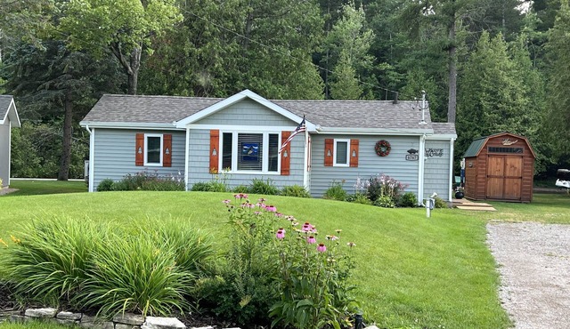 Riverfront Cottage w/Boat Docking and easy access to Burt Lake