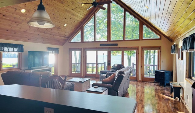 Riverfront Cottage with a Majestic View- Hidden Gem