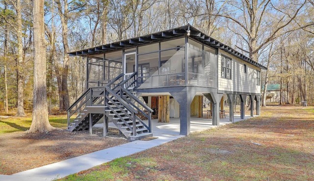 Riverfront Cottage with 2 docks and firepit located on the Edisto River