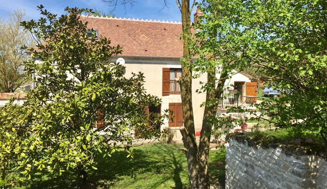Riverfront Country Home near Paris to enjoy Wine-tasting, cycling, lifestyle