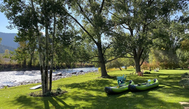 RIVERFRONT Cozy Family Friendly Retreat, w/hot tub, ping pong, raft, fish, relax