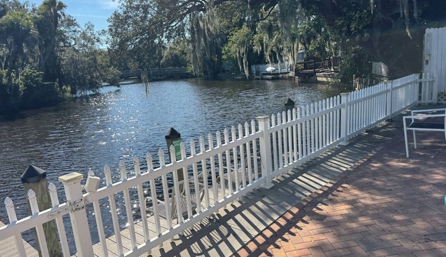 Riverfront Cozy Cottage Fish from dock kayak 3beds 2 baths
