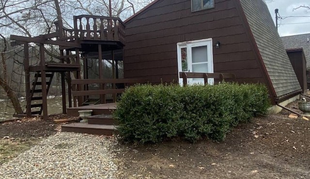 Riverfront - Cozy Loft Cottage