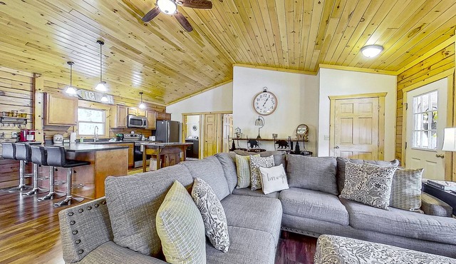Riverfront dog-friendly house near skiing with firepits, wood stove & beach