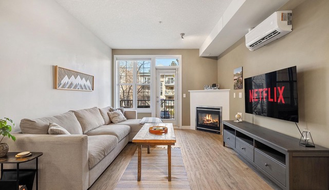 Riverfront Downtown Condo with King Bed, AC, UG Parking | Saddledome & Stampede