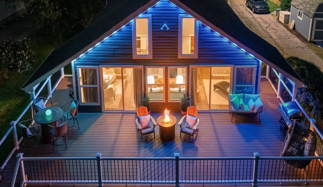 Riverfront Draft HQ! Fire Pit, BIG Yard and Deck