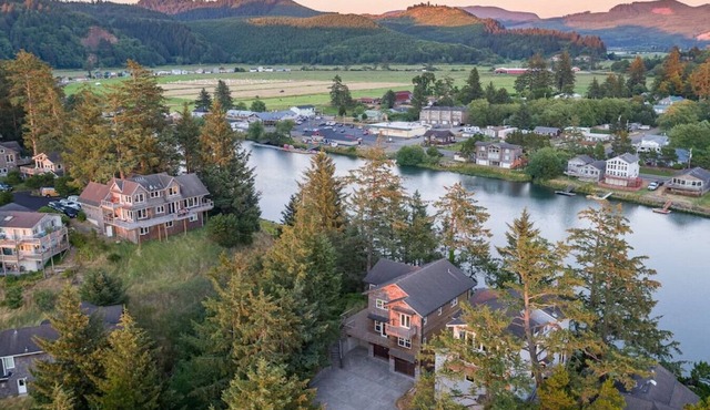 Riverfront Dream - 6 bedrooms - 5 bathrooms