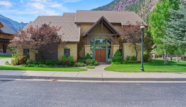 Riverfront Dream House 4 Bedroom/Loft 3.5 Bath