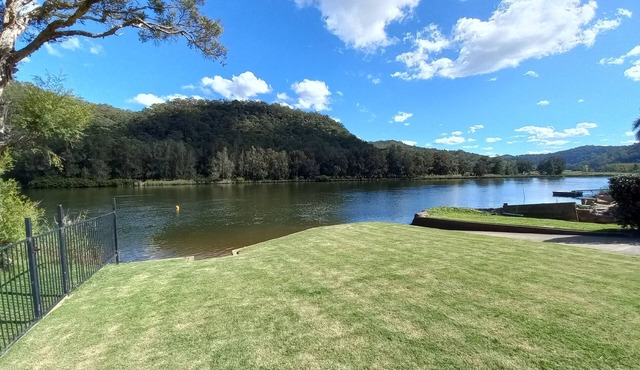 Riverfront Escape - Waterski, Kayak, Fish, Relax!