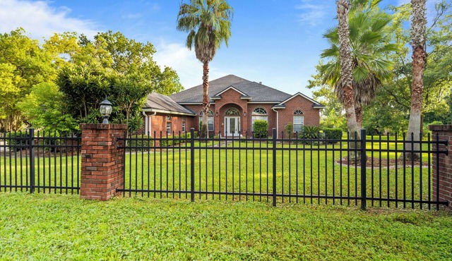 Riverfront Escape! Private Pier, 4BR Home & Room to Entertain.