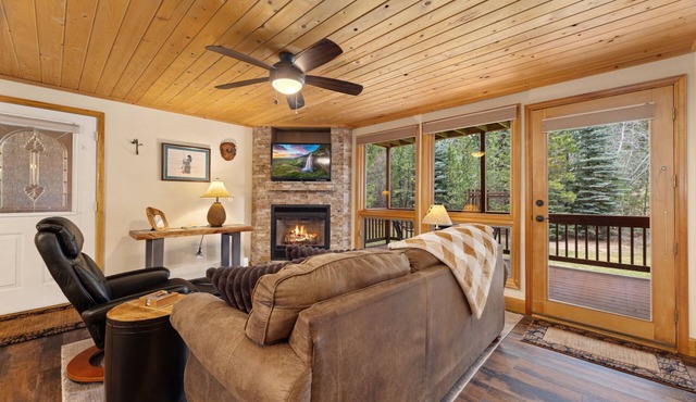 Riverfront Fall River Retreat Fireplace Close to RMNP