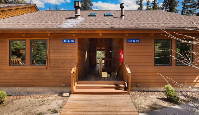 Riverfront Fall River Retreat Fireplace Close to RMNP