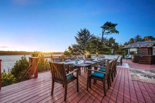 Riverfront! Family Friendly, Hot Tub, Fire Pit, EV