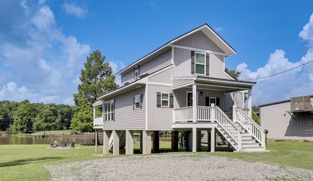 Riverfront Family Retreat w/Yard in Saint Amant