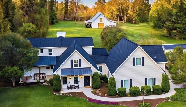 Riverfront farmhouse. Walking distance to awesome!