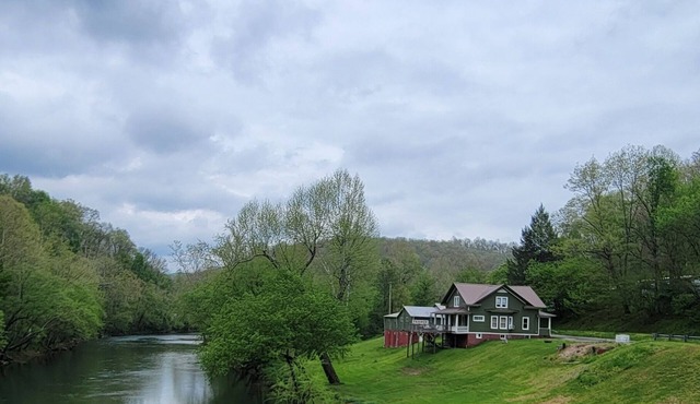 Riverfront/Fishing/Elk Rail Trails/4-bedroom house in beautiful Duck