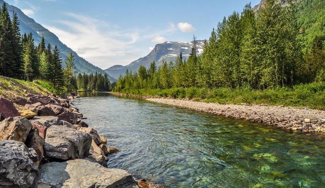 ♥ Riverfront Fishing Lodge w/Hot Tub 5 Mins to Town♥