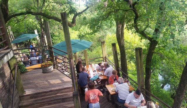 Riverfront Flotation Fun near the Tube Chute 1 Br Condo 3 min from Schlitterbahn