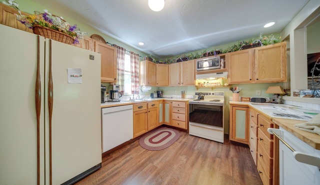 Riverfront Geneva Cottage on Grand River!