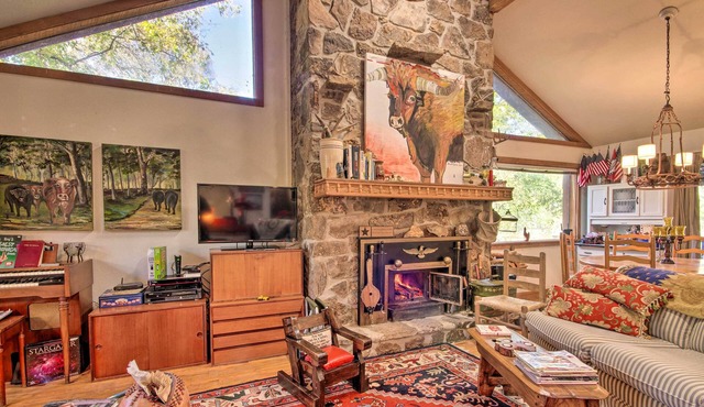 Riverfront Getaway w/Treehouse, Fire Pit & Deck!