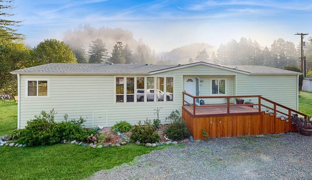 Riverfront getaway with firepit, deck, fireplace, full kitchen, W/D, & WiFi