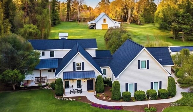 Riverfront getaway, Walking distance to Awesome!