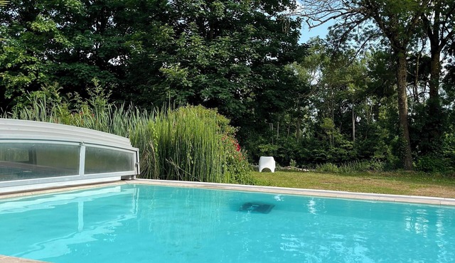 Riverfront gîte in 3ha park with swimming pool, tennis court