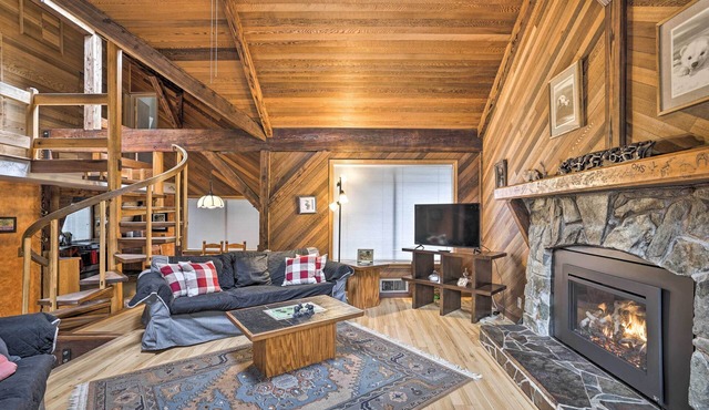 Riverfront Gold Bar Cabin w/Hot Tub & Mtn Views!