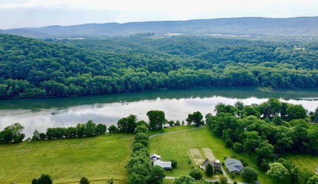 Riverfront Harpers Ferry! Private Dock, Hot Tub, Kayaks, Golf Cart